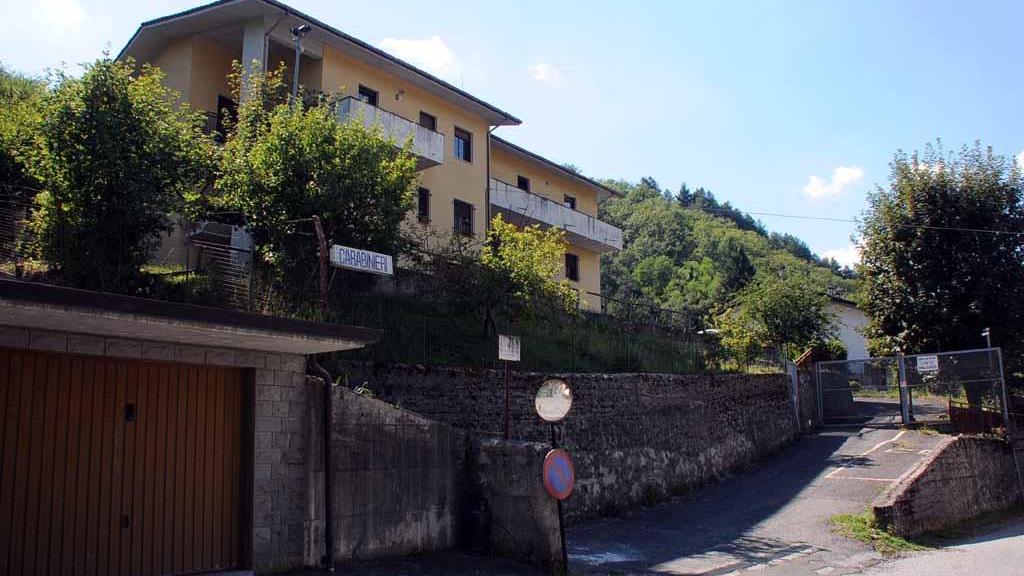 Spara con la pistola alla moglie, al loro cane e poi si toglie la vita