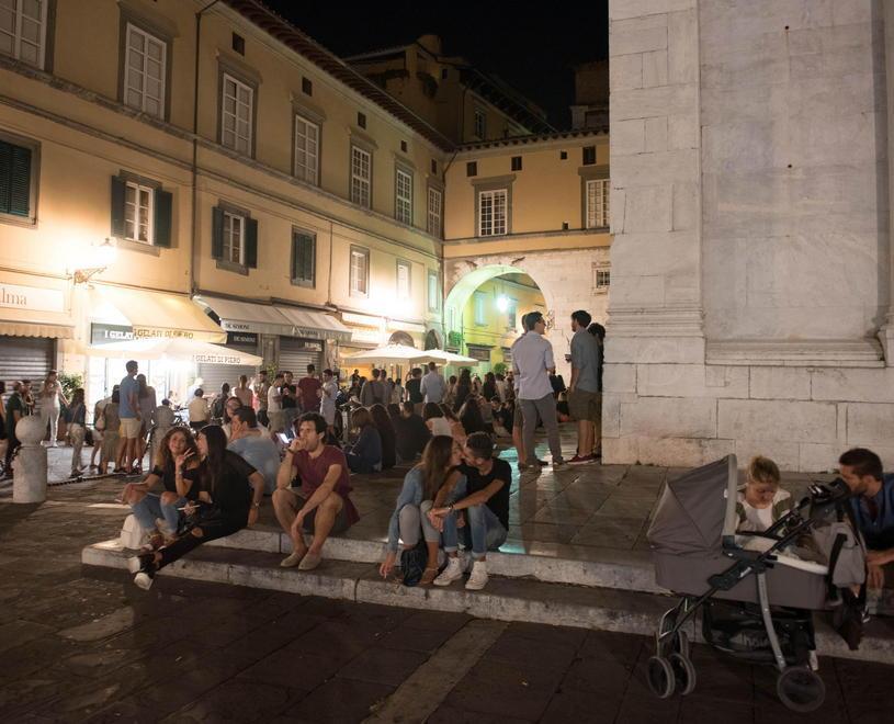 I locali puliscono gli scalini all’alba 