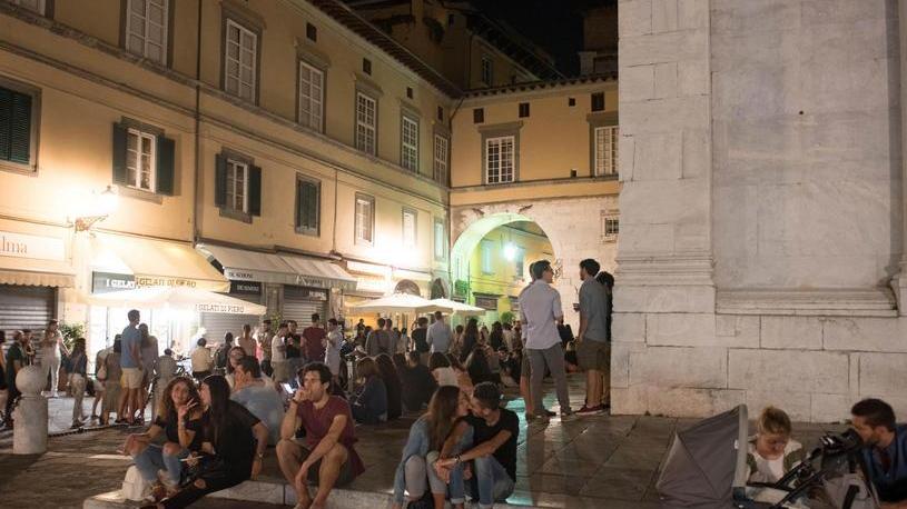 I locali puliscono gli scalini all’alba