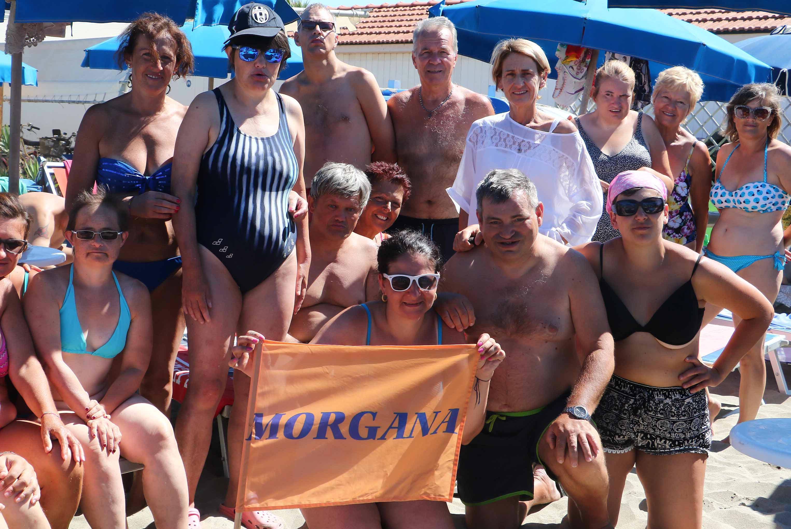 I ragazzi ospiti allo stabilimento Morgana con i loro accompagnatori e la Consulta di Carrara
