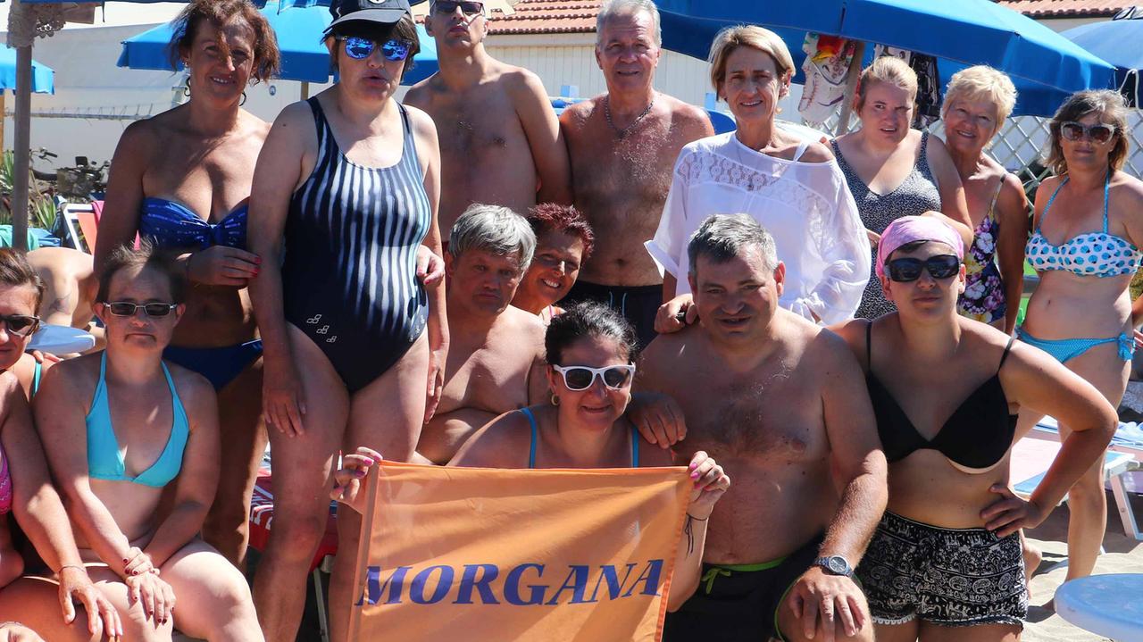 I ragazzi ospiti allo stabilimento Morgana con i loro accompagnatori e la Consulta di Carrara