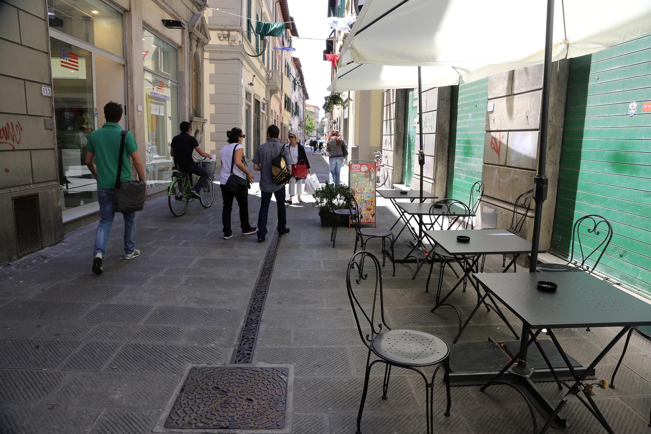 Sedie e tavolini nel centro di Empoli (foto d'archivio) 