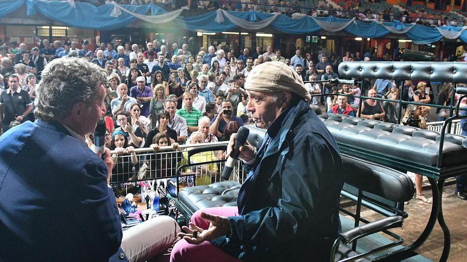 Enrico Montesano intervistato su una carroza storica al Sesana (Foto Rosellini)