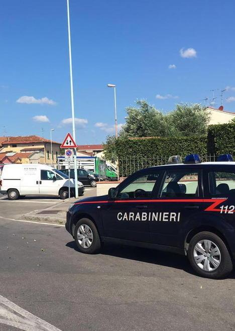 Spaccia sotto gli occhi dei carabinieri: arrestato 