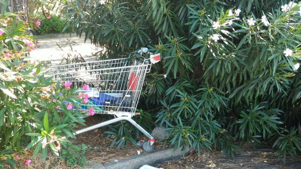 Sacchi di rifiuti nel parcheggio
