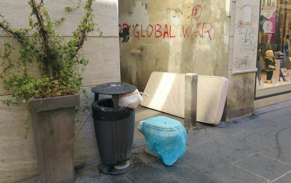 Un water tra i negozi del giro 