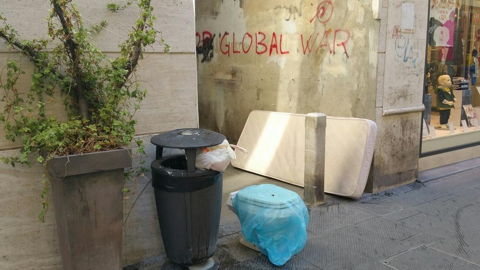 Un water tra i negozi del giro