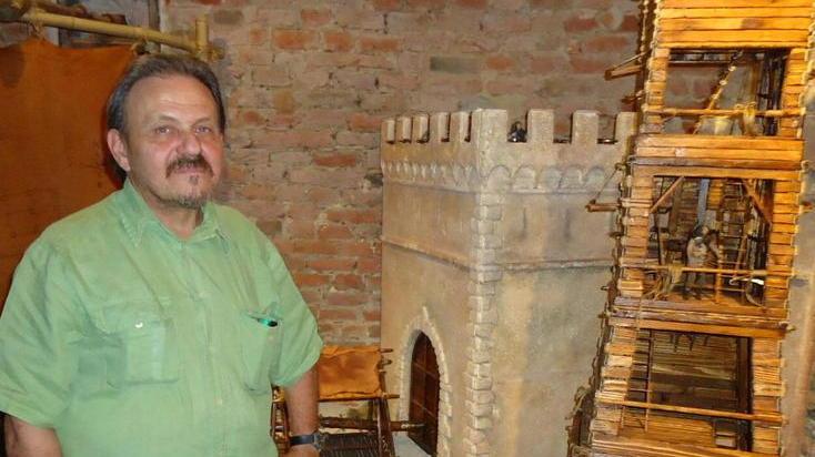 Il sindaco premia l’artigiano che ha ricostruito l’assedio