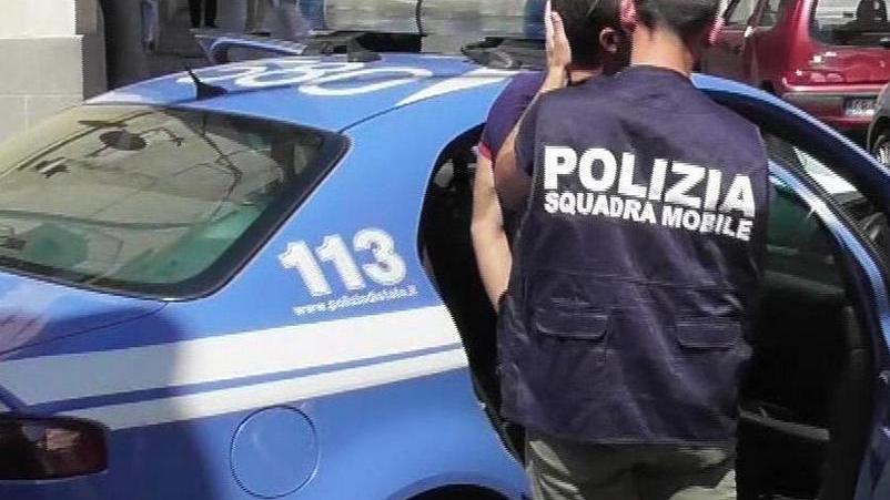 Svaligia le macchine a due turisti: la polizia lo arresta