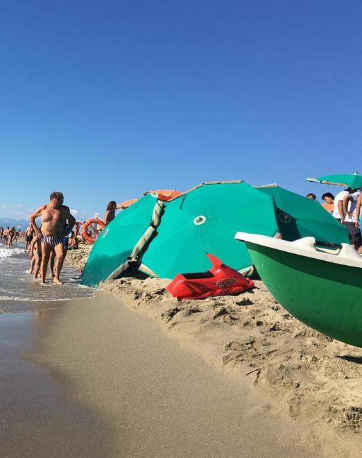 Stroncato da un malore a tre metri dall’arenile 