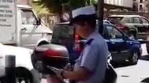 Filma la vigilessa che lo multa La municipale: «Ne risponderà»