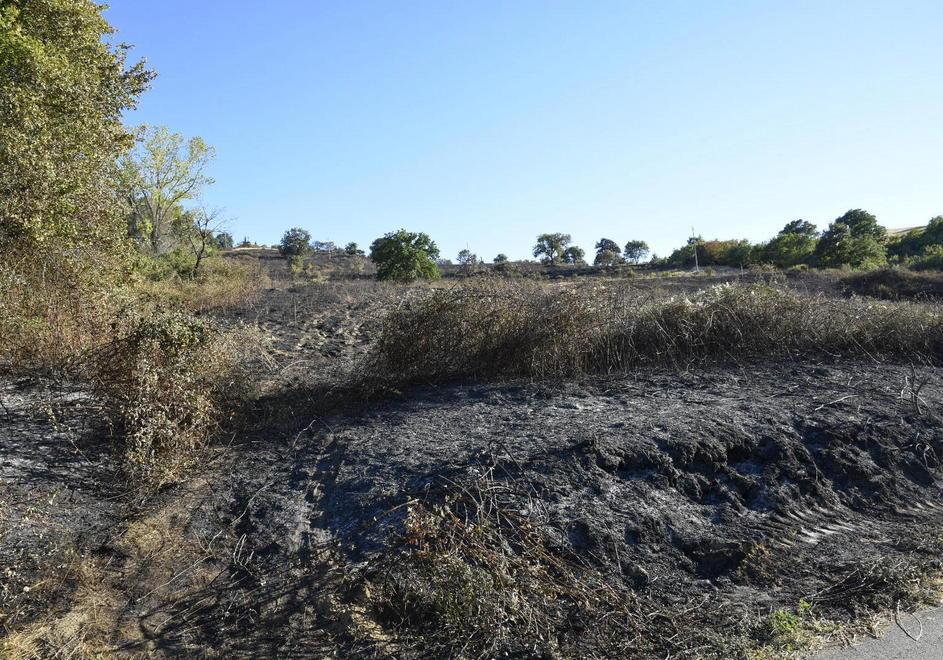 Le fiamme lambiscono le case 