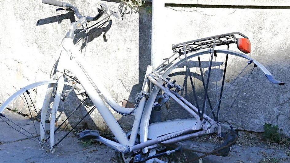 Wc, tv e divani E in Borgo Cappuccini transenne e maxi buca