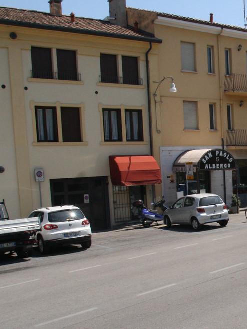 Ladri rubano una bicicletta con il portafoglio nel cestino
