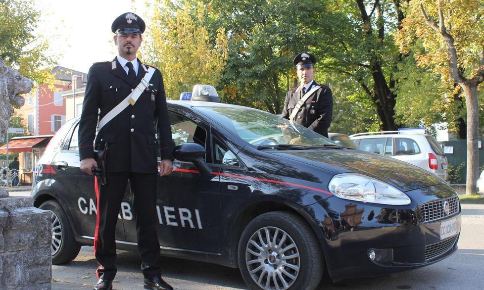 Reagisce al controllo dei carabinieri 
