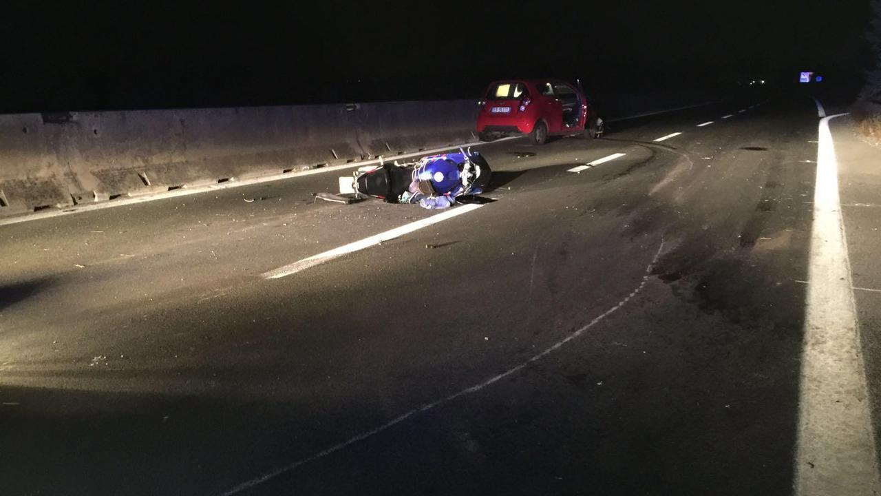 La moto e l'auto coinvolte nel terribile incidente