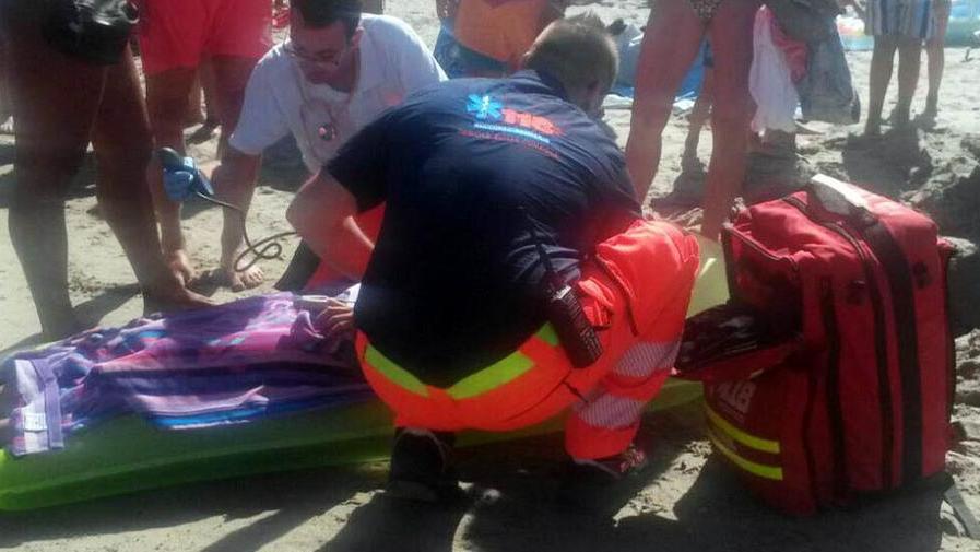 Si accascia sulla sabbia, 15enne colpita da malore