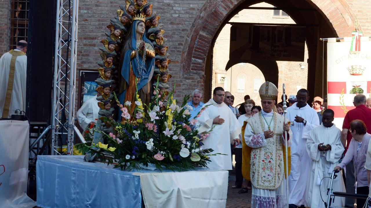 Il vescovo Francesco Cavina accanto alla statua della Madonna