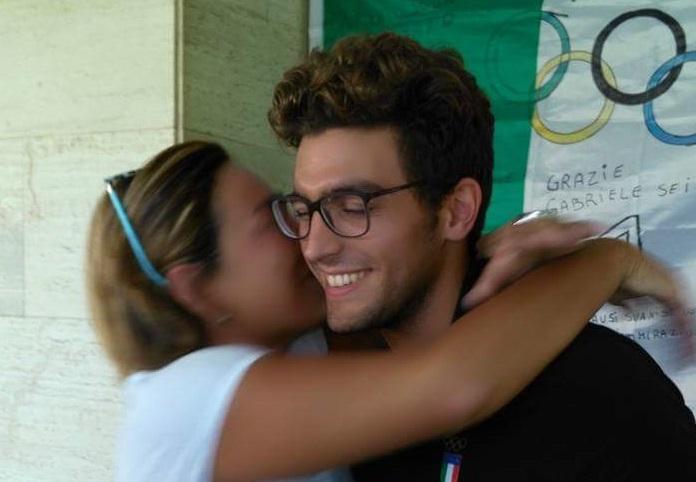 L'ex campionessa livornese Ilaria Tocchini abbraccia Gabriele Detti, doppio bronzo a Rio