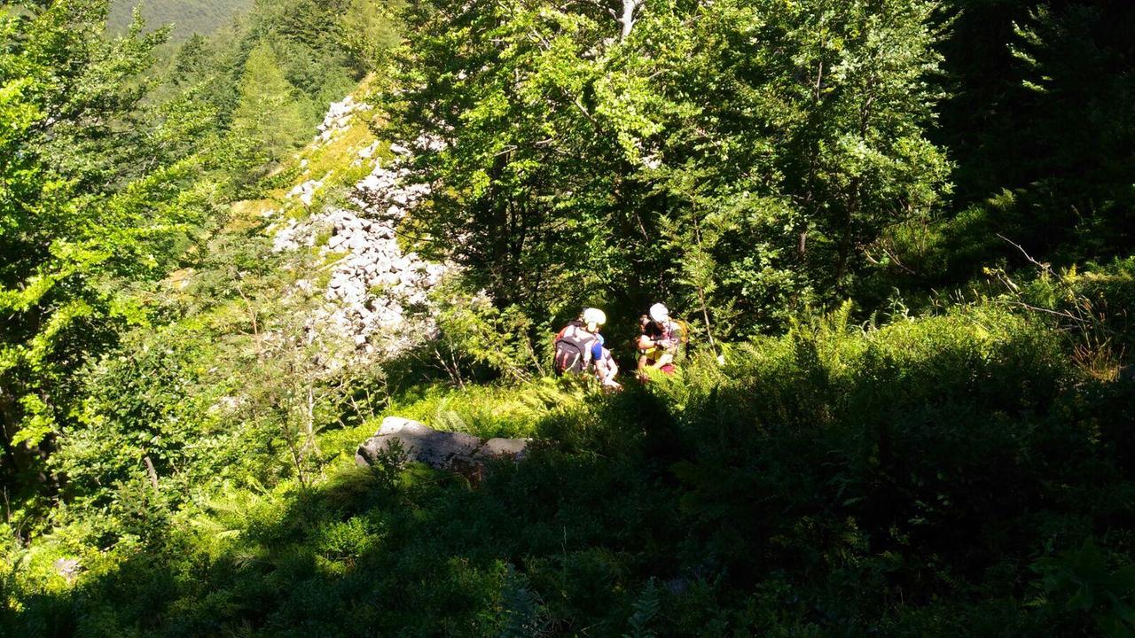 I soccorritori del Saer trattano la donna sul sentiero