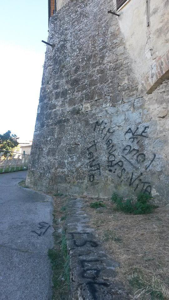 Alcune delle scritte comparse lungo le mura medievali