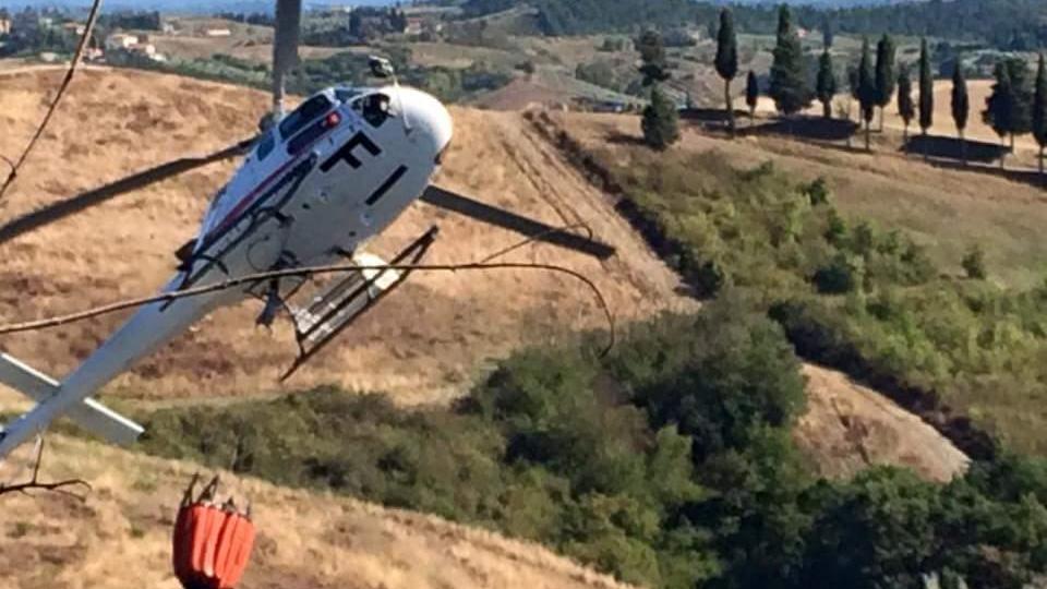 L'elicottero in azione sugli incendi della Valdelsa