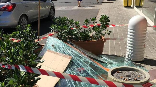 Rubano cassa al Conad e la perdono per strada