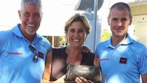 Rubano una borsa, presi in 5 minuti