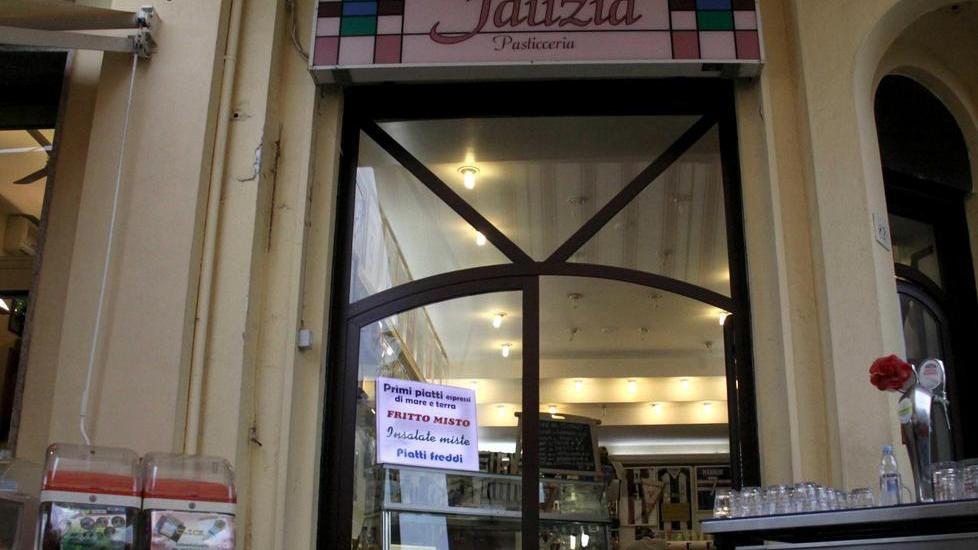 Si contendono un uomo, malore fuori dal bar Fauzia