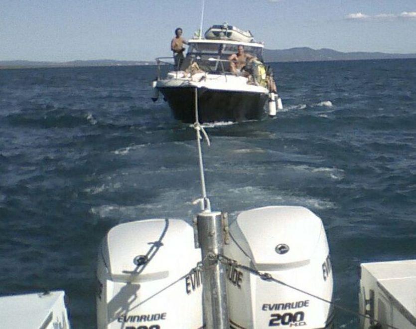 Il motore dà forfait Soccorsi al largo