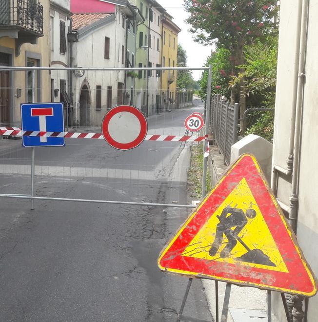 C’è attesa per i lavori e i residenti offrono le bibite agli operai 