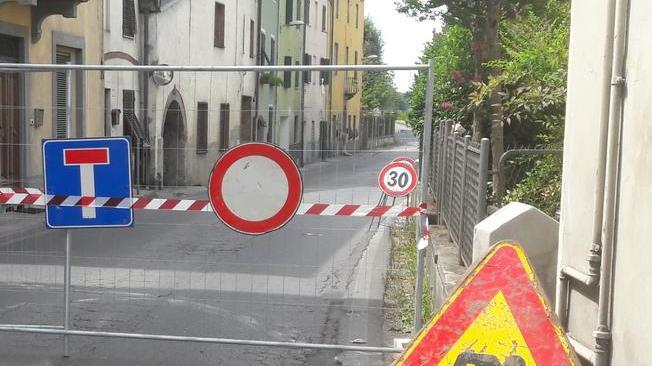 C’è attesa per i lavori e i residenti offrono le bibite agli operai