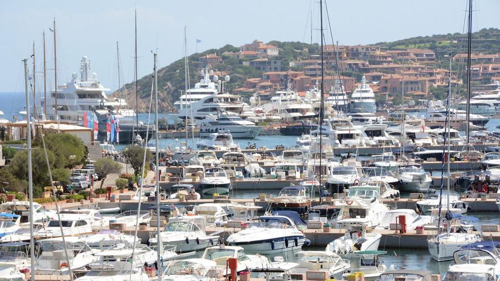 Turismo vip, l’invasione dei giga yacht in Costa Smeralda