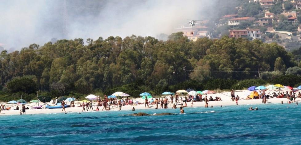 Incendio alla periferia di San Teodoro