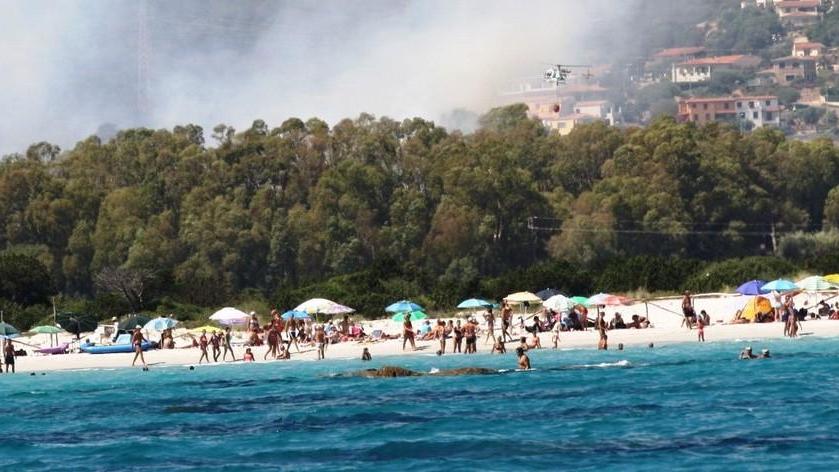 Roghi dolosi nelle località delle vacanze in Sardegna, identificati alcuni incendiari
