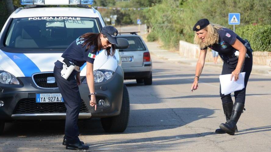 Tampona una utilitaria e scappa via