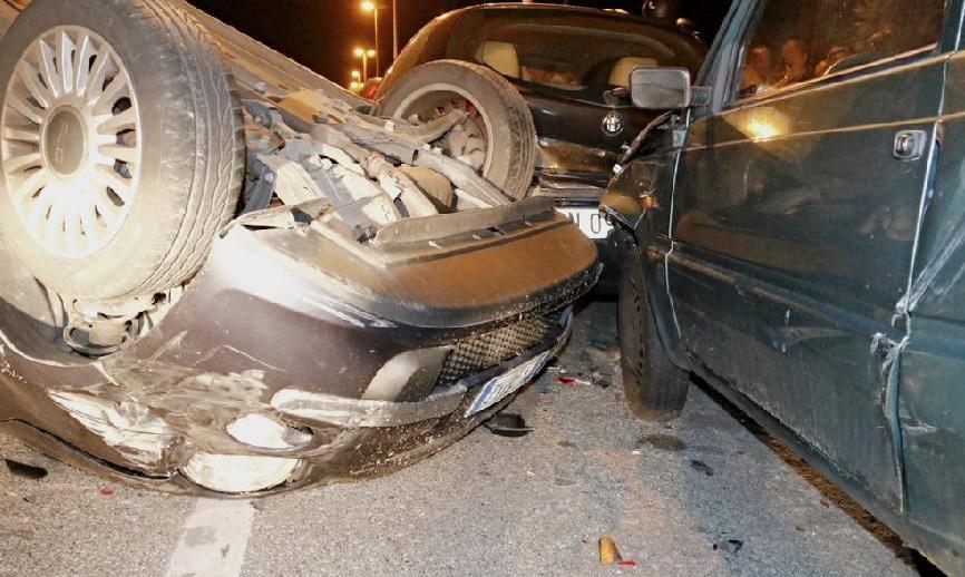 L'auto capottata sul viale Italia (Marzi Pentafoto)