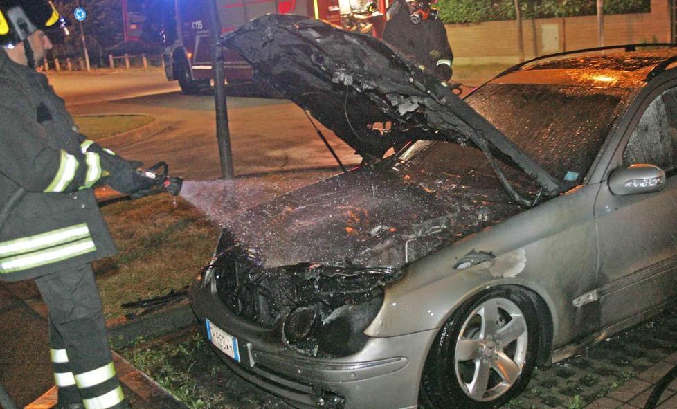 A fuoco l’auto di un anziano Pompieri al lavoro di notte