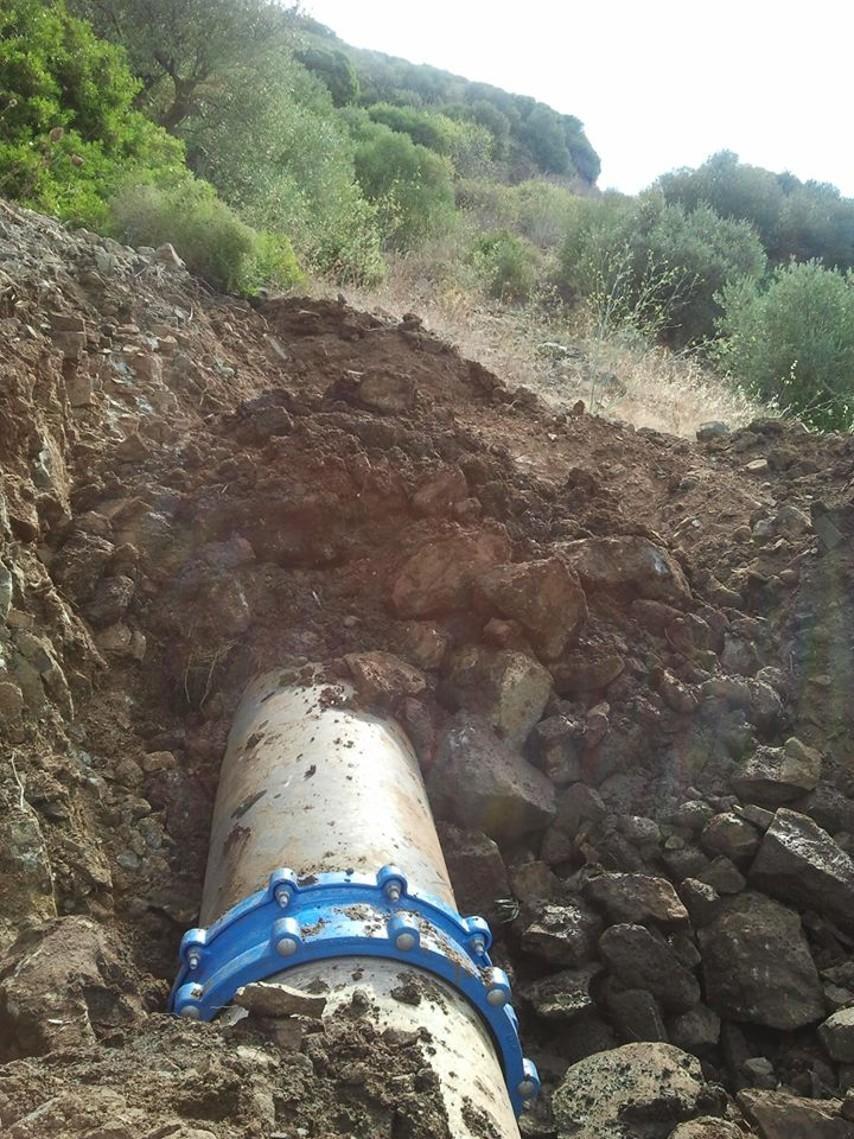 Tubo di una condotta idrica nella zona di Bosa
