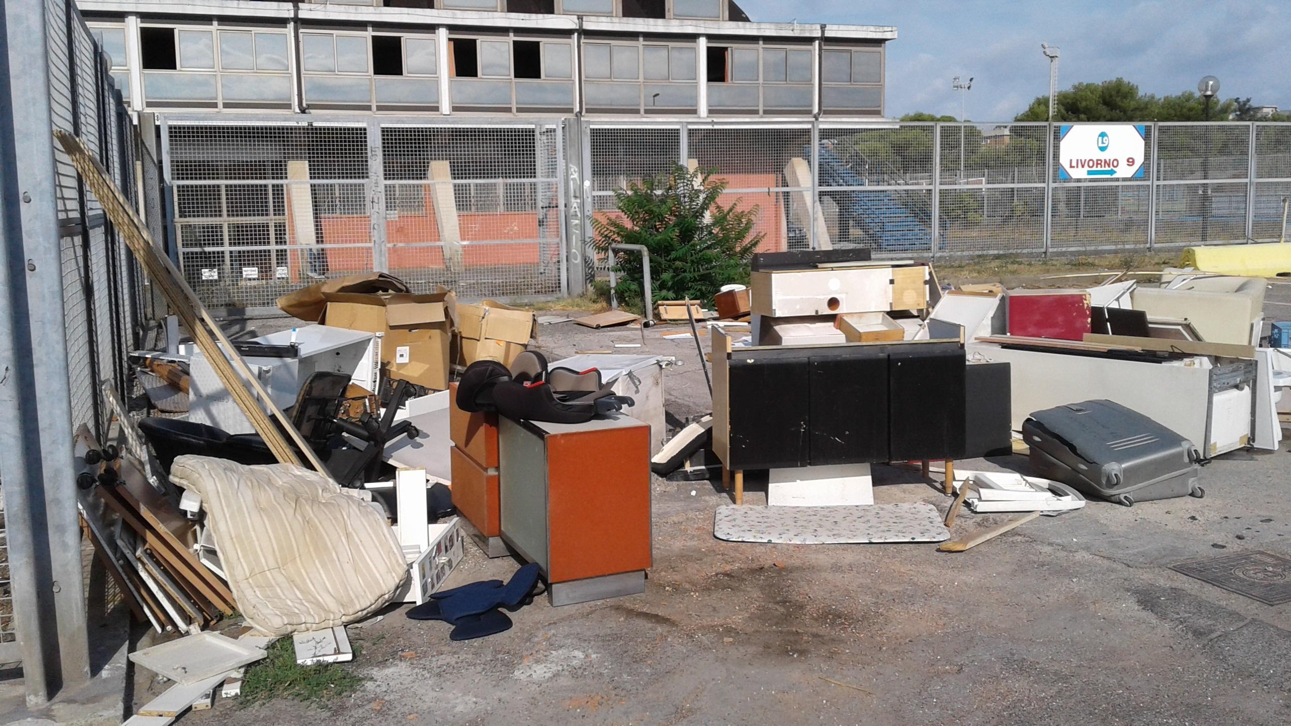 Discarica abusiva in via Cattaneo: 600 euro di multa per un livornese