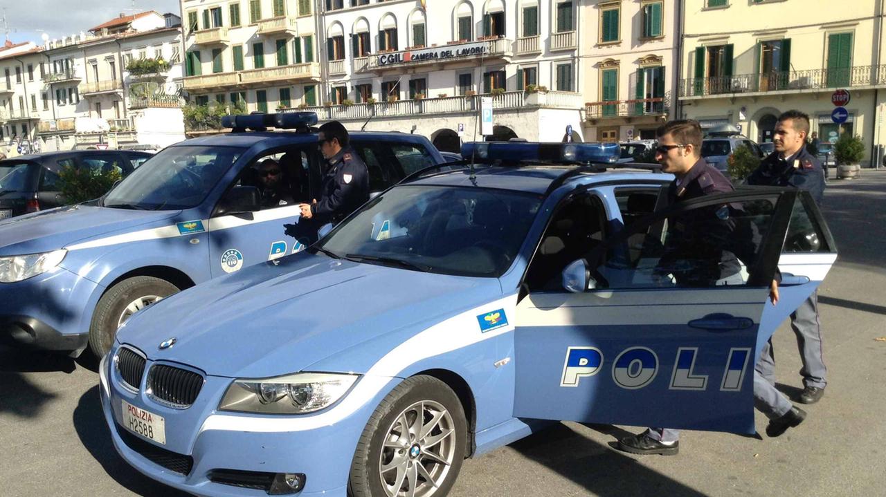 Una volante della polizia in piazza Mercatale