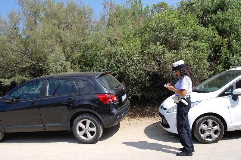 Agente della polizia municipale sul litorale
