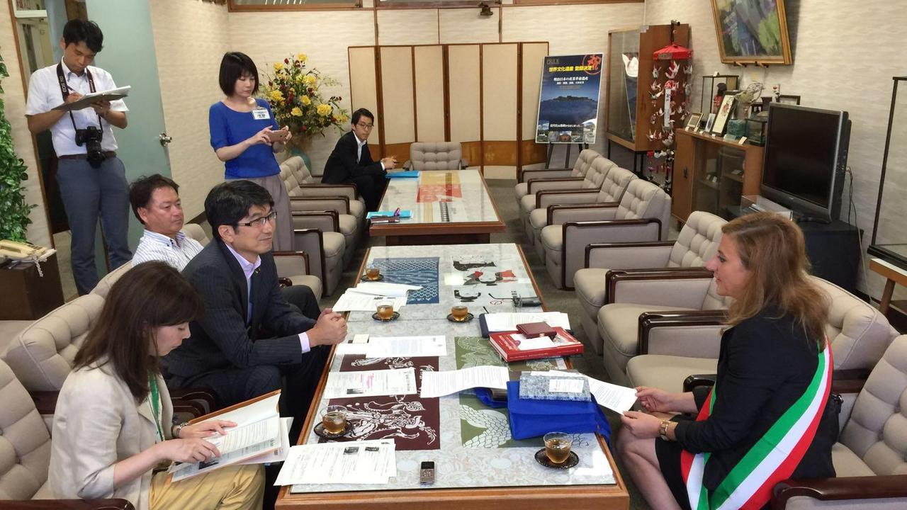 Il sindaco di Nagasaki Tomihisa Taue ha ricevuto la consigliera comunale di Prato Rosanna Sciumbata