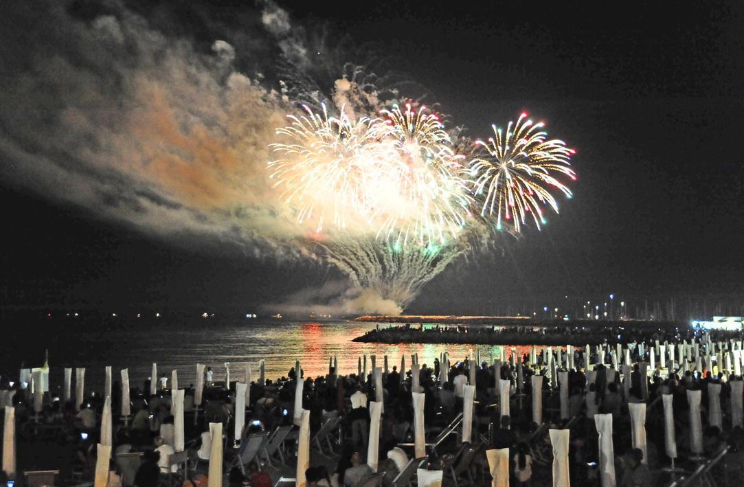 Lo spettacolo pirotecnico a Marina di Cecina