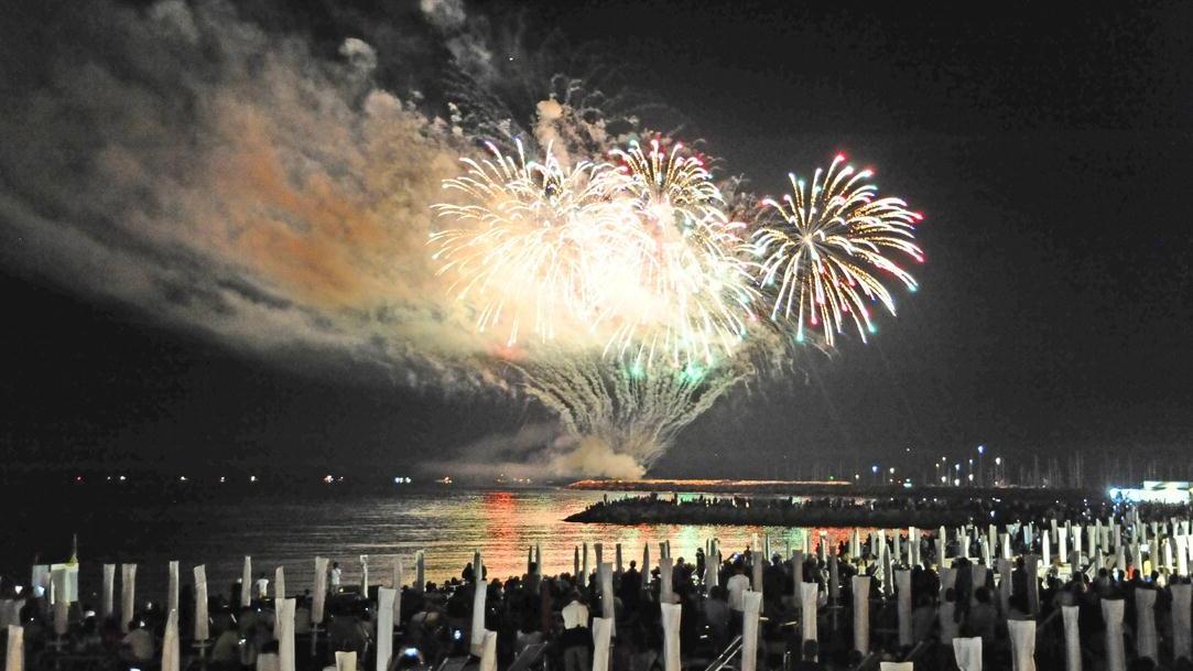 Lo spettacolo pirotecnico a Marina di Cecina