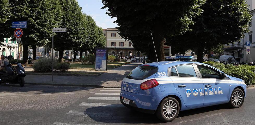 La polizia in piazza don Minzoni a Empoli (foto d’archivio)