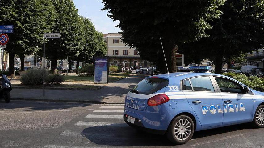 La polizia in piazza don Minzoni a Empoli (foto d’archivio)