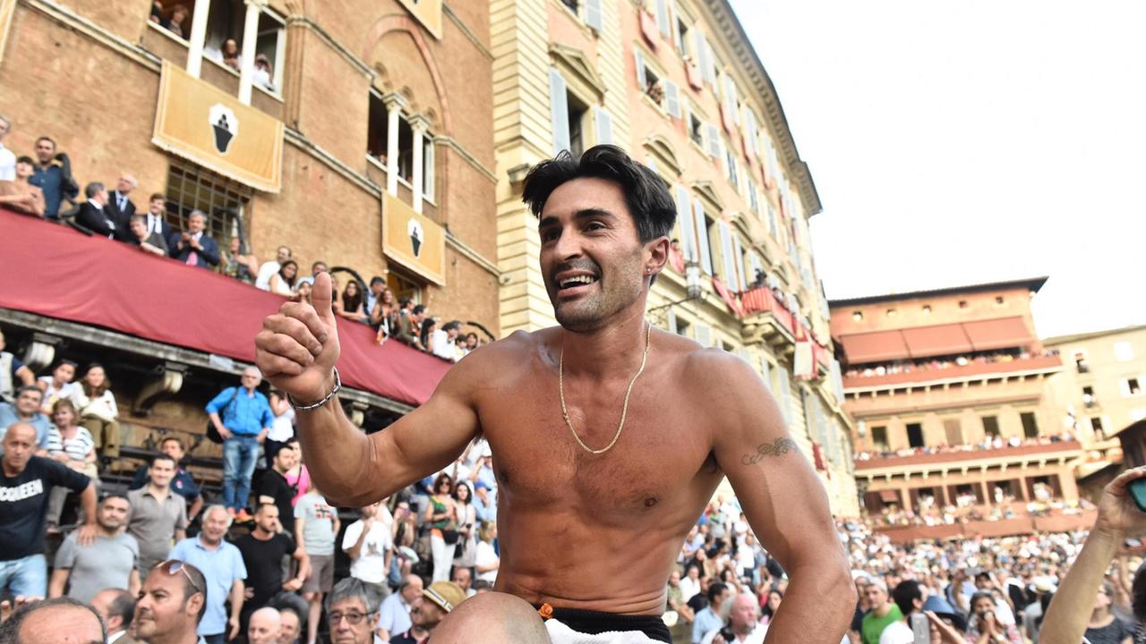Dal 1993 un fantino non vinceva le due prove del Palio, c'è riuscito Scompiglio