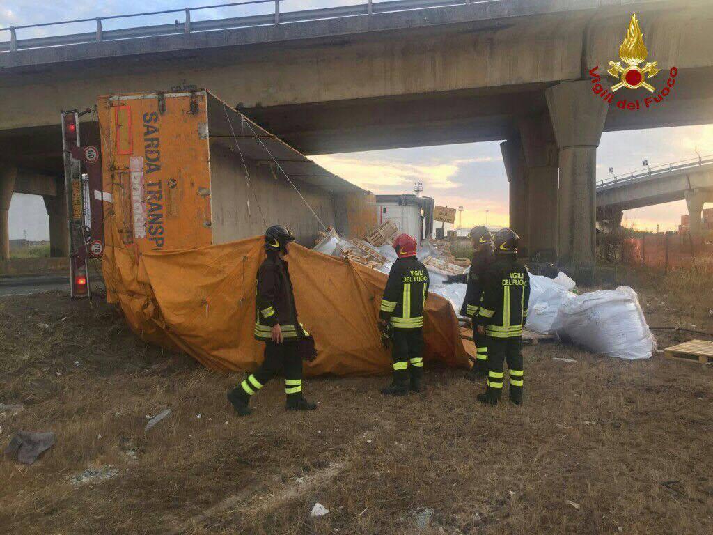 Camion si ribalta su un fianco in via Leonardo da Vinci