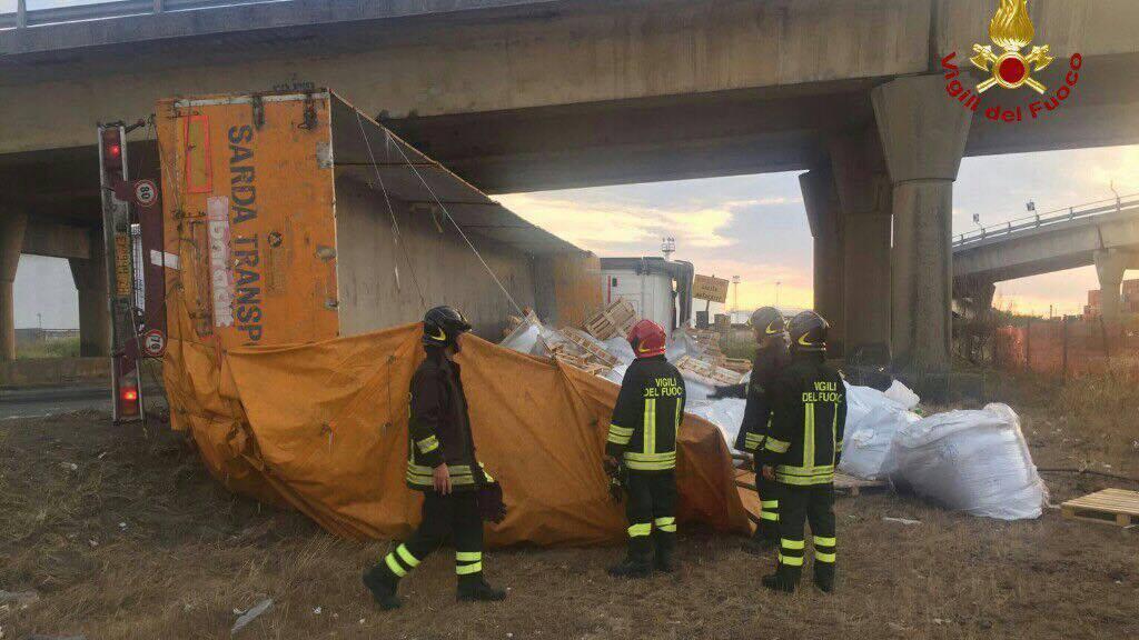 Camion si ribalta su un fianco in via Leonardo da Vinci